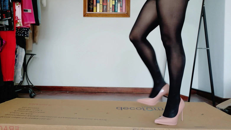 Kinky Lyrical: Phá hủy hộp - trong nylon và stilettos