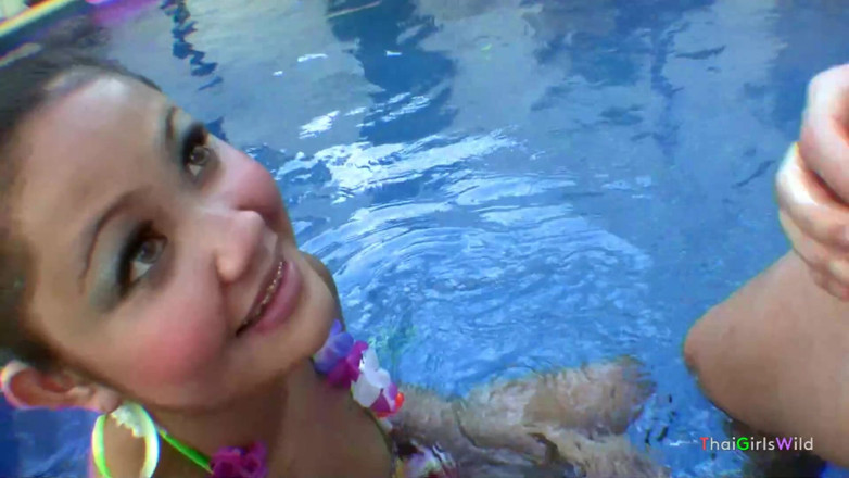 Thai Girls Wild: La più carina ragazza tailandese fa sesso in piscina