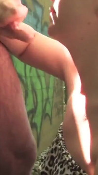 Sex exhibiționist cu un bărbat mai în vârstă, prietena ei obraznică