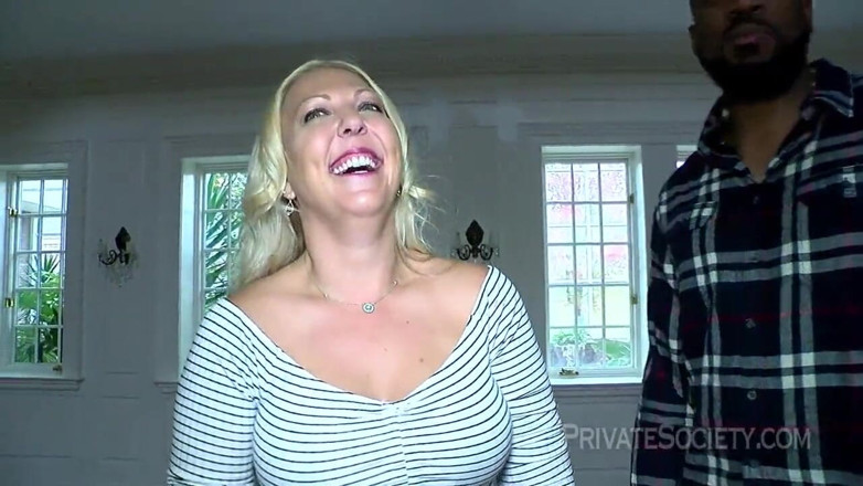 Private Society: MILF blonde yang sedap dibajak