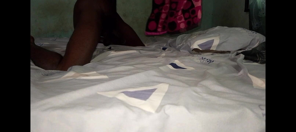 Masturbator emmy: Szybki numerek solo z moim łóżkiem w drugim pokoju