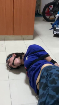 Miriam bị trói, cù và bú