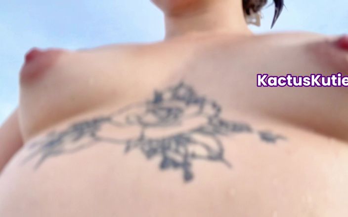 Kactus kutie: Волосатая девушка ходит по нудистскому пляжу
