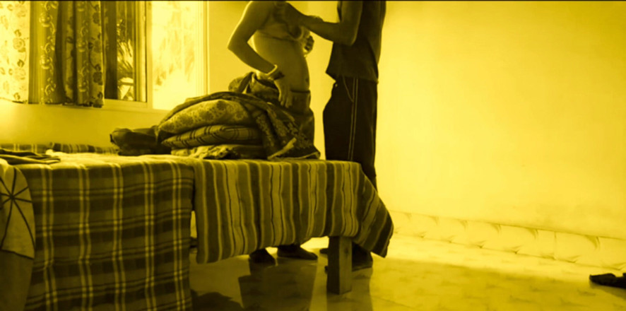Teensex: Młoda Devar pieprzy gorącą bhabi słodką ciasną cipkę, gdy składa...