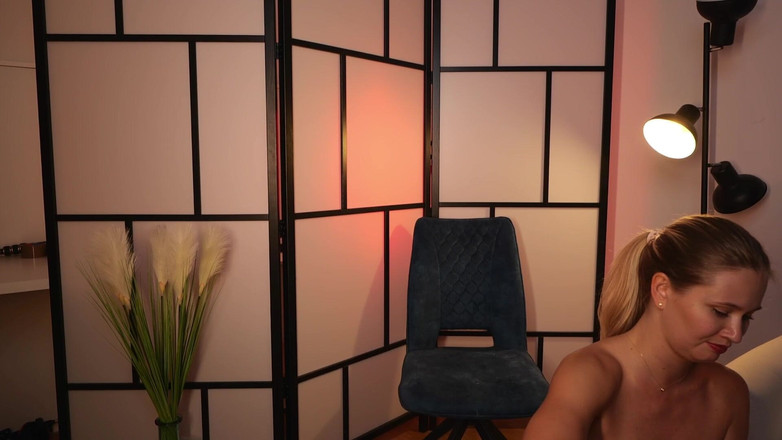 Stella Cardo: La blonde montre Juicy très proche