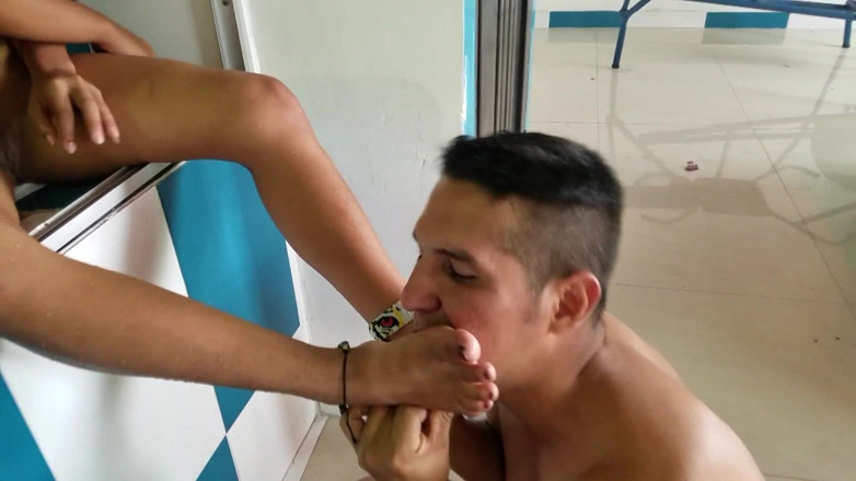 Foot Girls: Jilat kaki jalanan gadis-gadis latina sampai bersih!