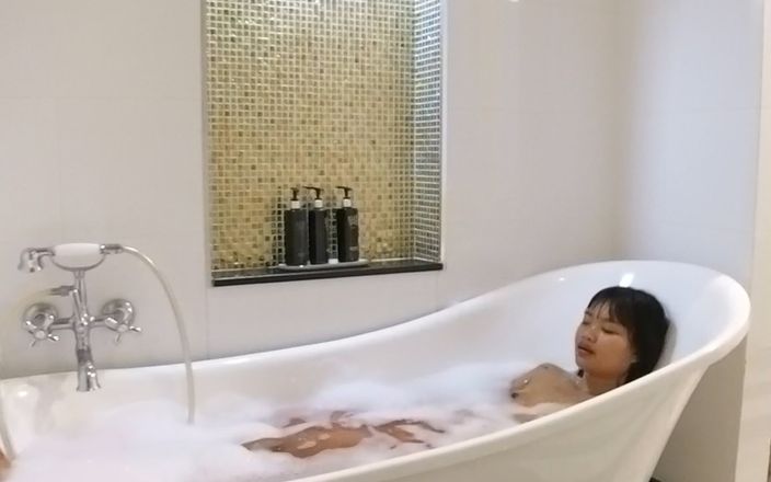 Abby Thai: Cewek sange ini lagi asik mandi di kamar mewah