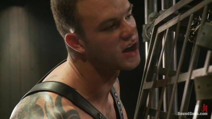 Bound gods: Cliff Jensen diikat dan dipukuli untuk pertama kalinya.