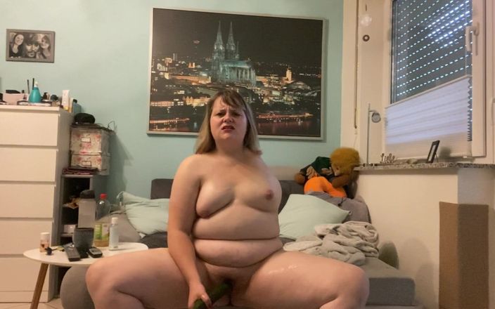 One Arm Girl: Amputee Girl Fucks a Huge Cucumber