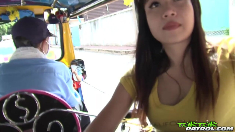 Trike Patrol - Tuk Tuk Patrol: Dünne thailändische asiatin in beide löcher gefickt