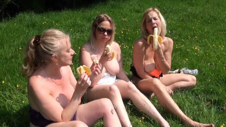 Dirty Doctors Clips - Mature British Lesbians: aautdor lesbiyan khelne ka samay