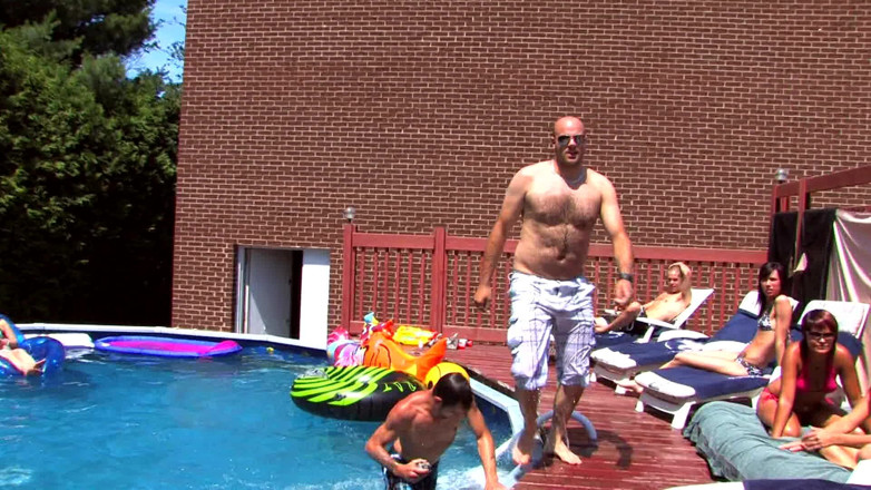 Gangbang team: A festa na piscina que se transforma em um rápido...