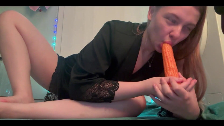 JuiceLussie: Cewek sange ini lagi asik ngentot dirinya sendiri pakai jagung...