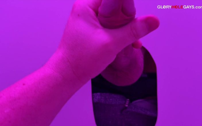 GLORYHOLEGAYS: 23 yaşındaki işten sonra gizlice içeri giriyor ve sapıkça baskın...