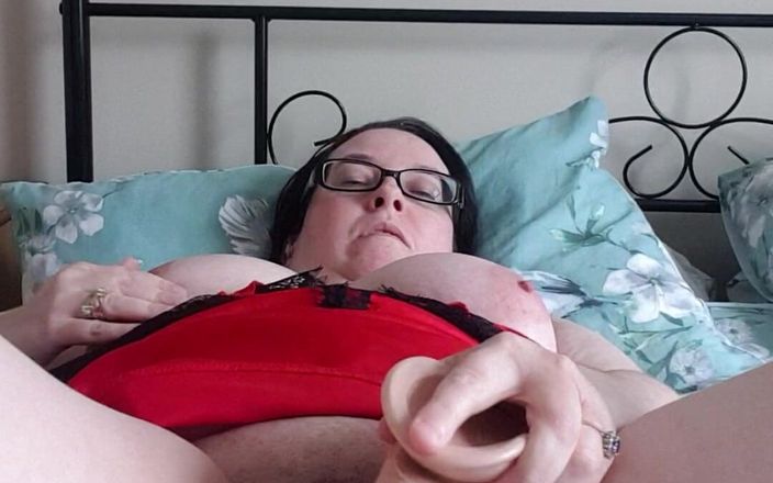 Littlevixen: Big Dildo in Silk