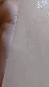 Un mari chevauche un énorme gode sous la douche, partie 2