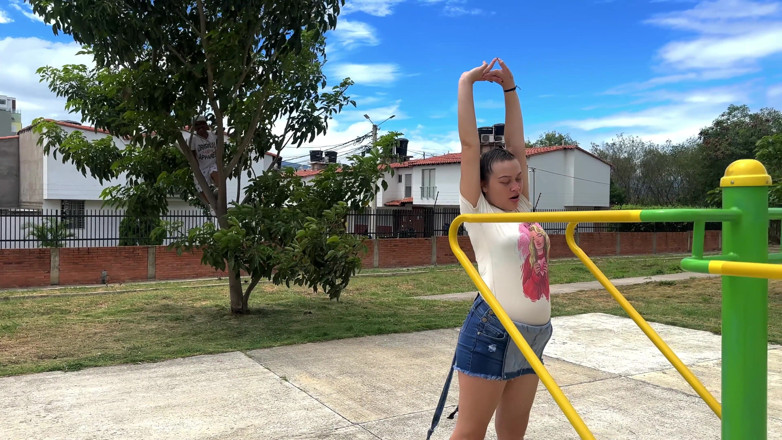 Julianaburning: Я бачу, як збуджений гном катається на дереві, спостерігаючи, як я тренуюся, і запрошує мене до себе в квартиру, щоб закінчити тим, що трахає мене