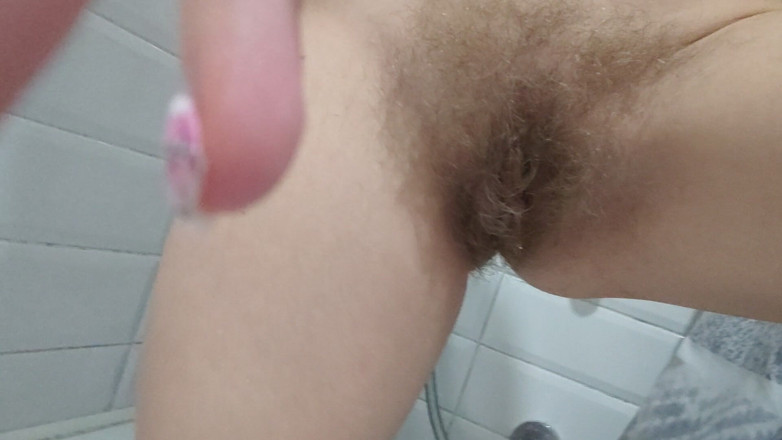 Risky Hairy Couple: Plas in de badkamer en tieten plagen