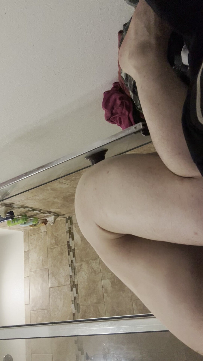 Kate Cummings: Boi bianco si piega sul pavimento usando un grosso dildo