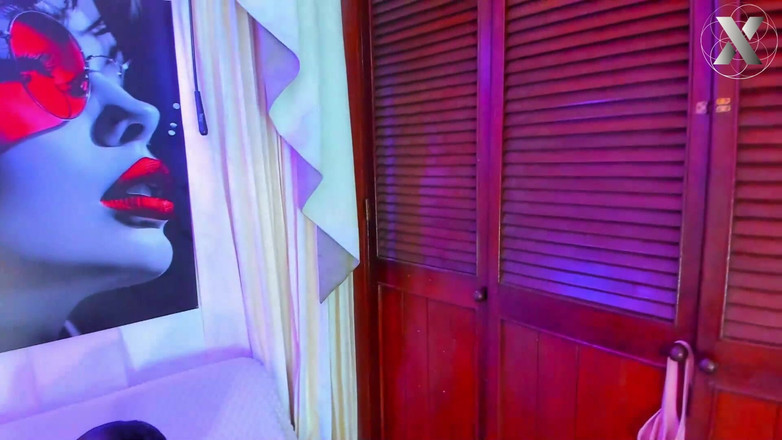 Fisting Paradise: Лесбійка мастурбує в душі, думаючи про мене