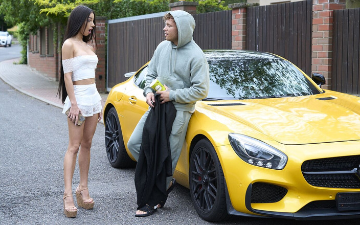 Only Tarts: Gold Digger Prank - Bum em um carro esportivo - versão pornô