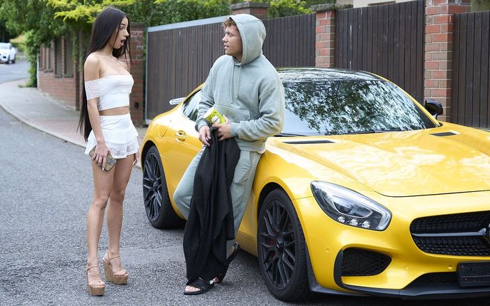 Only Tarts: Gold Digger Prank - bum dalam kereta sukan - versi lucah