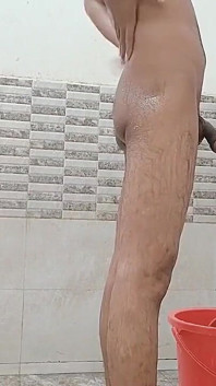 Prins de vecinul meu Bhabhi în timp ce face baie goală în holul deschis.