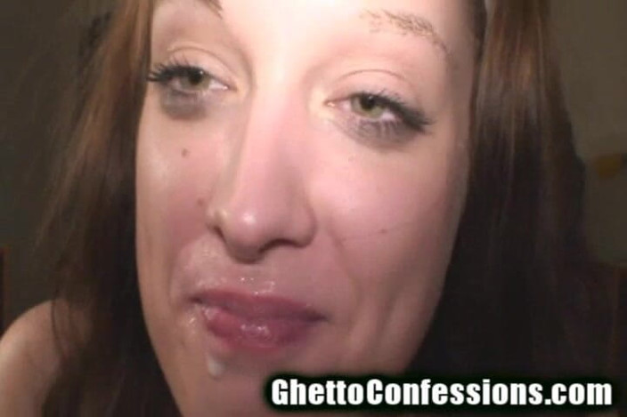 Ghetto Confessions: 漂亮的德国贫民窟婊子吮吸讨厌的鸡巴!