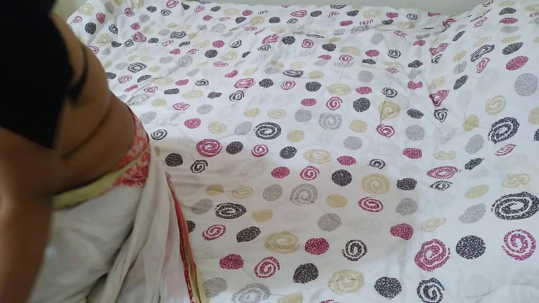 Aria Mia: Une maîtresse desi sexy veut se faire baiser par un...