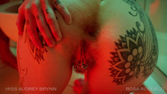 rosarosebud: Lesbisch toilet likken, plassen en hoofdspoeling vernedering