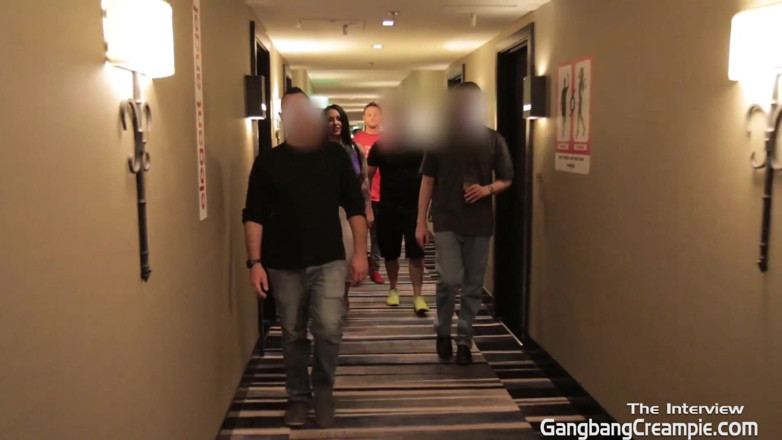 Aziani: Ashton maakt zich klaar voor een vegas-gangbang met interview