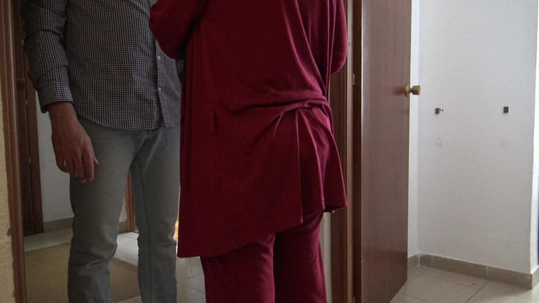 Stepmom Susan: Жена куколда позволяет амазонку-курьеру кончить в ее шлюховатый рот