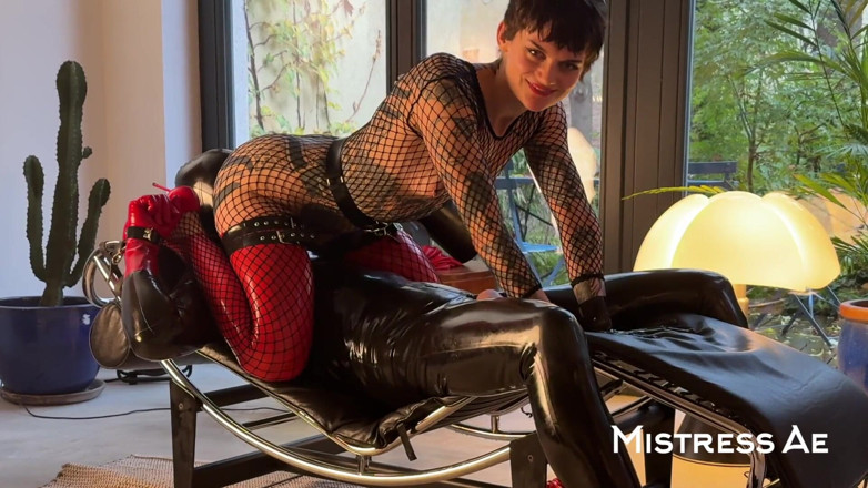 MistressAe: Facesitting, 69 et baise sur la Chaise Longue