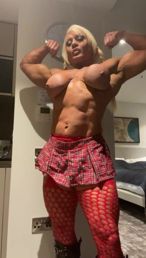 Lisa Cross: Permainan kelentit besar yang elegan