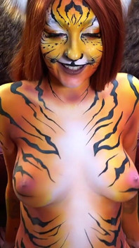 Tygří holka bodypaint sání a šukání