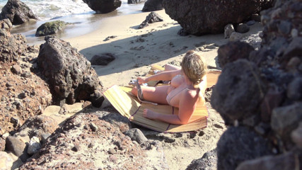 Erin Electra: Assistindo Cara Fode Loira MILF Na Praia