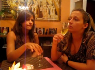 Femdom Austria: ครอบครองทางการเงินในห้องนั่งเล่นกับสาวหีอวบอิ่ม
