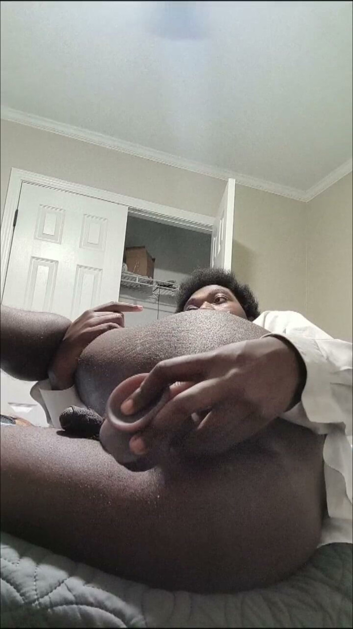 DaBlackFemboy: Profundo bbc dildo Strokes em cremoso femboy buceta