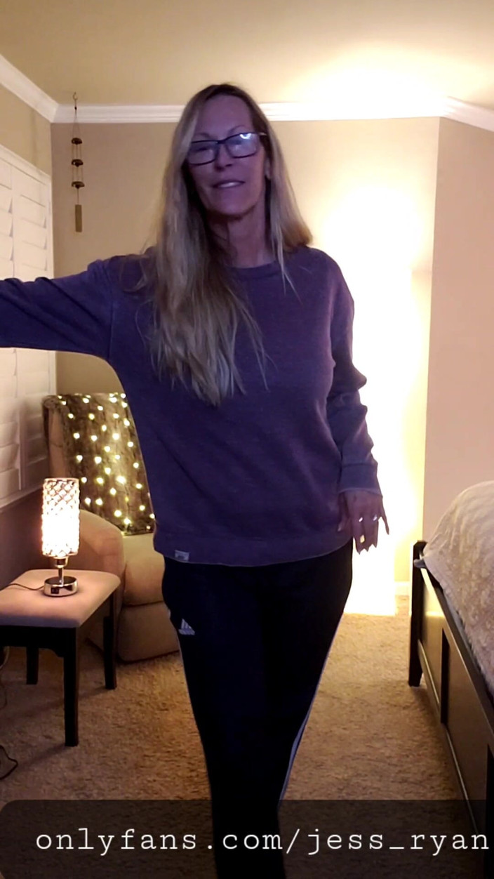 JessRyan: Hotwife MILF Camgirl Jess Ryan Striptease