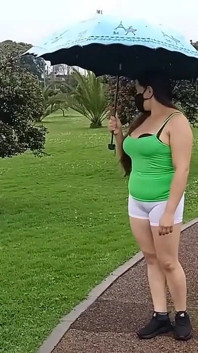 Im rainy park herumgehen und meinen cameltoe zeigen