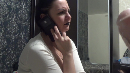 Sexy Milf: Baby-sitter taboue pour vous ! Pipe en parlant au téléphone !