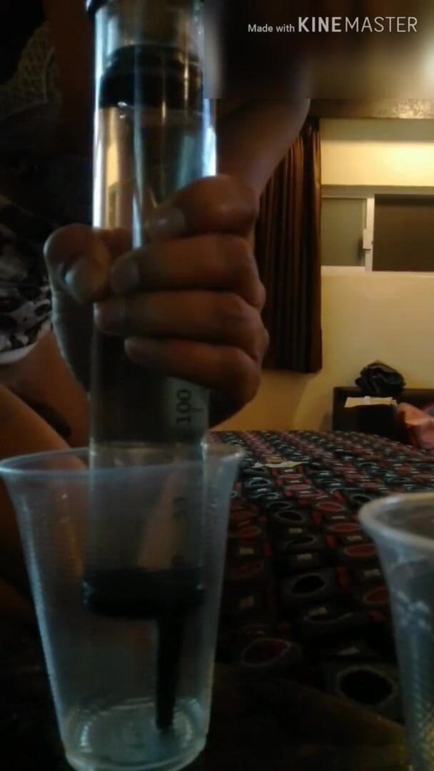 Traviezisha: Schlaffe sissy bekommt einen einlauf mit ihrer eigenen pisse