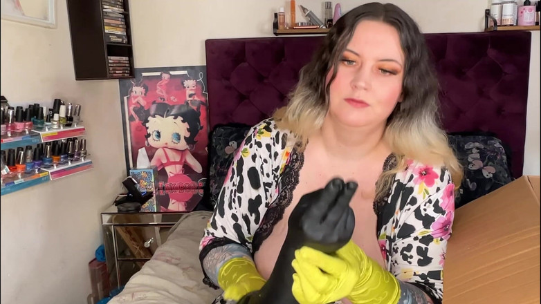 MissFFW: 汚れた娼婦が新しいおもちゃのセレクションを開封する