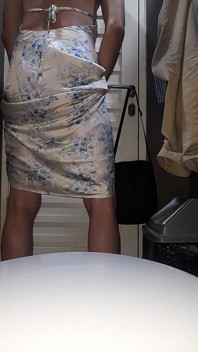 Crossdressing mrdka nosí saténové ohlávkové šaty na krk