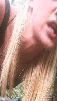 Scène de jardin sexuel 3 blondes à gros cul en lingerie se tape deux bites dans un trio et un facial