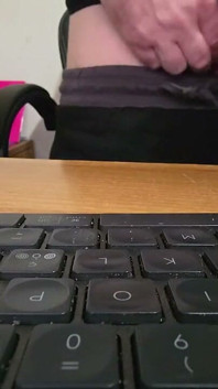 Belle Masturbation Sur Une Chaise De Bureau Et Un Joli Jet De Grosses Et Pleines Testicules
