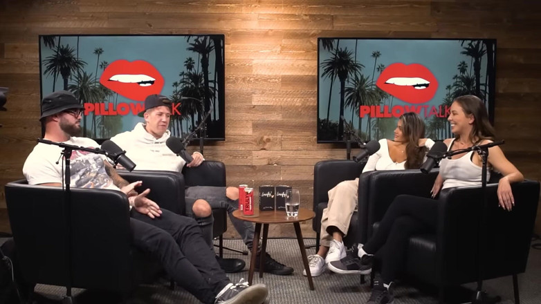 Pillow Talk: شيري ديفيل تتواصل مع سارة روز في استوديو البودكاست
