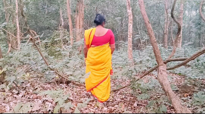 Telugu honey lips: Baise dans la jungle en plein air telugu. Belle-mère et...