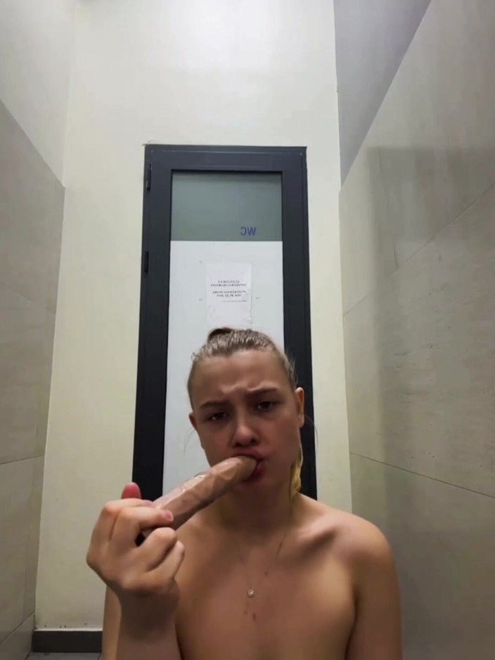 JuiceLussie: Chica tiktok popular chorrea mucho en público