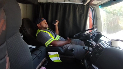 TheBlacKHunterr: À l’heure du déjeuner, je me suis branlé à l’intérieur du...